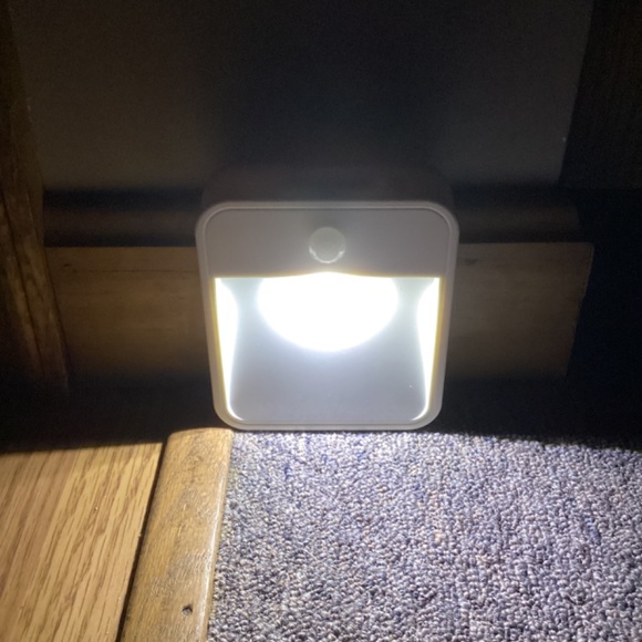 $6 Bundled * Beams MB720 Wireless Battery Powered Motion Sensing Nightlight - Picture 2 of 9